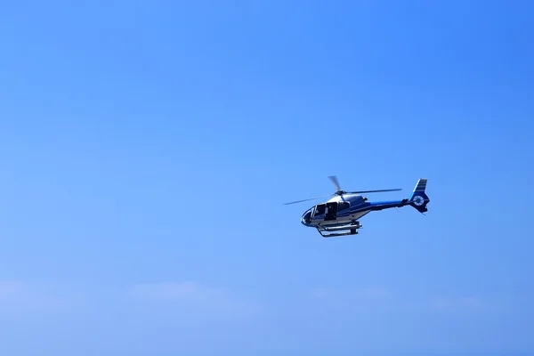 Helicóptero no céu — Fotografia de Stock