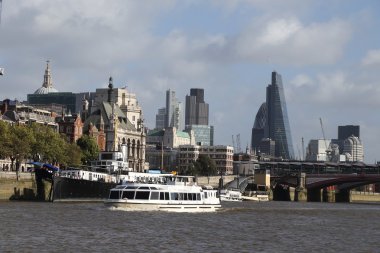 thames'ın turistik gemide