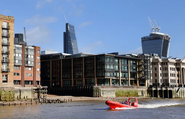 Thames und london city — Stockfoto