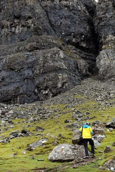 Trekking at Old Man of Storr — Stock Photo, Image