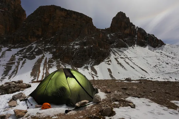 Podświetlany zielony namiot alpejski — Zdjęcie stockowe