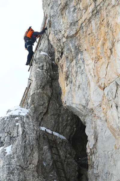Alpinist klimmen — Stockfoto