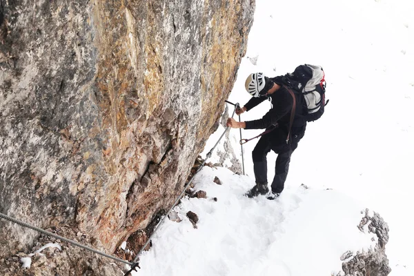 Alpinist climbing — Stock Photo, Image