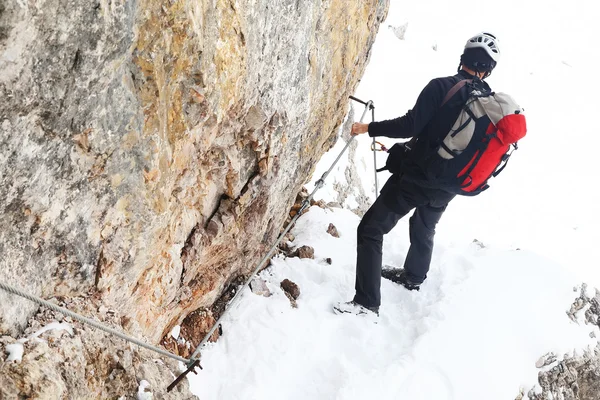 Alpinist climbing — Stock Photo, Image