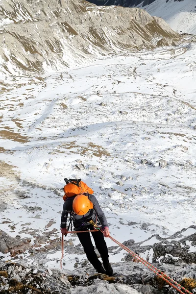 Alpinist klättring — Stockfoto