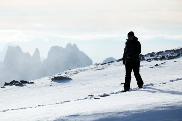 Trekking invernale in montagna — Foto Stock