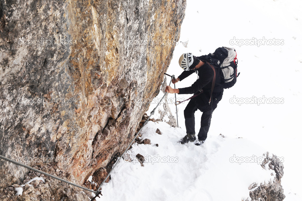 Alpinist climbing