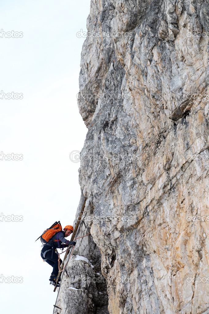 Alpinist climbing