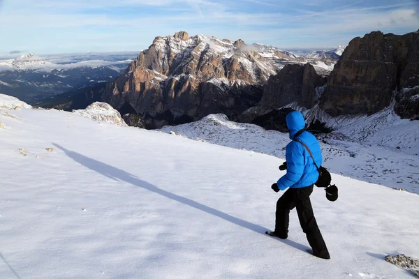 冬は山でのトレッキング — ストック写真
