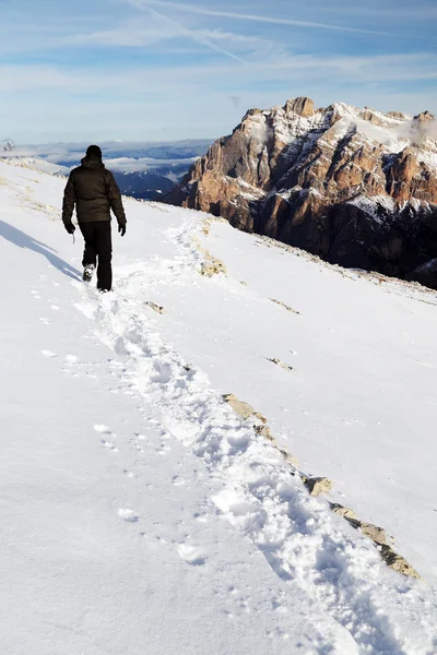 Trekking invernale in montagna — Foto Stock