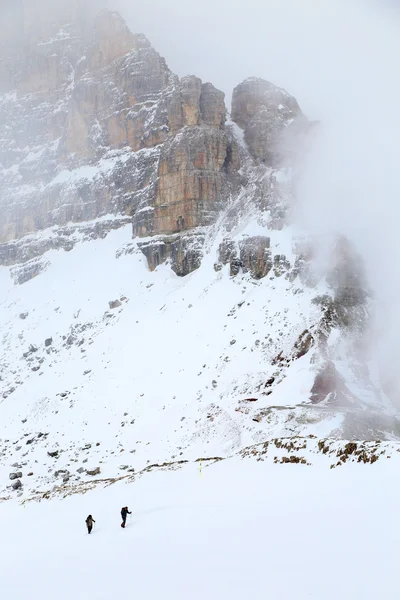Trekking de inverno nas montanhas — Fotografia de Stock
