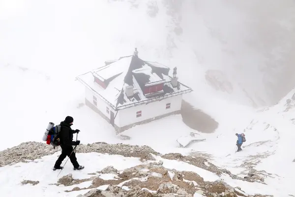 Zimní turistiku v horách — Stockfoto