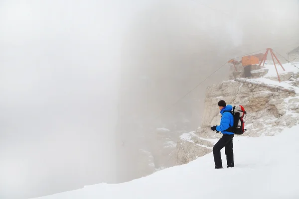 Trekking invernale in montagna — Foto Stock