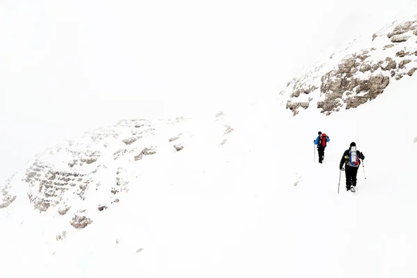 Winterwandern in den Bergen — Stockfoto