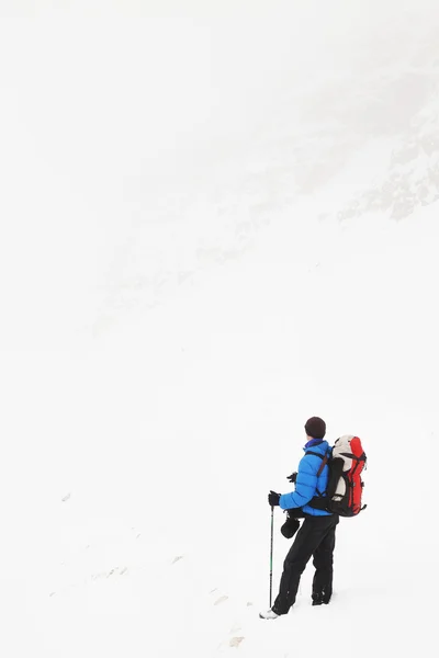 Zimní turistiku v horách — Stockfoto
