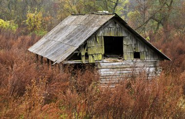 eski ahşap çiftlik evi