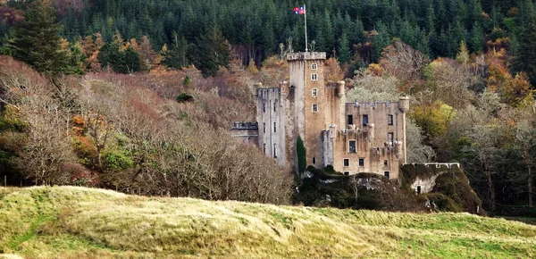 Atrakcje jak zamek Dunvegan na wyspie Isle of Skye — Zdjęcie stockowe