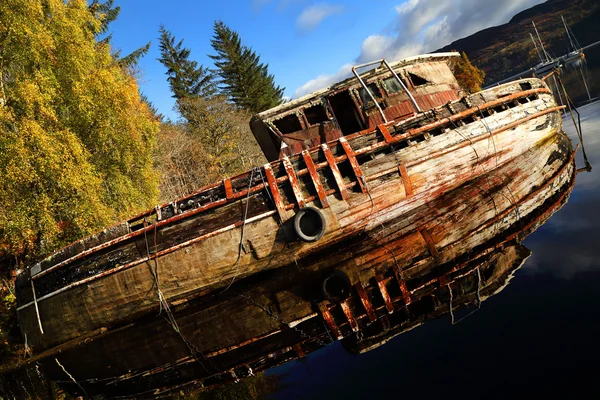 Barco naufragado en la orilla — Foto de Stock