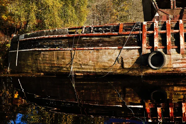 Barca naufragata sulla riva — Foto Stock