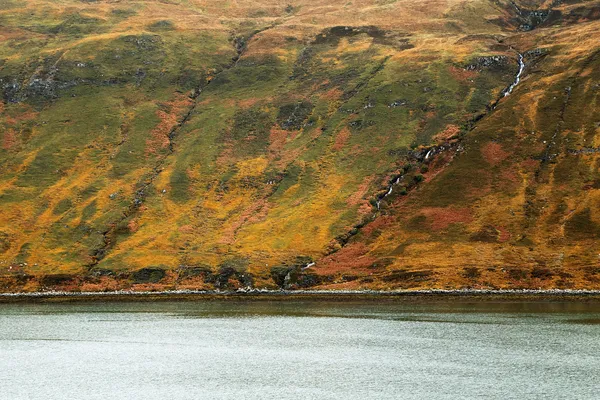 Höstens berg med lough — Stockfoto