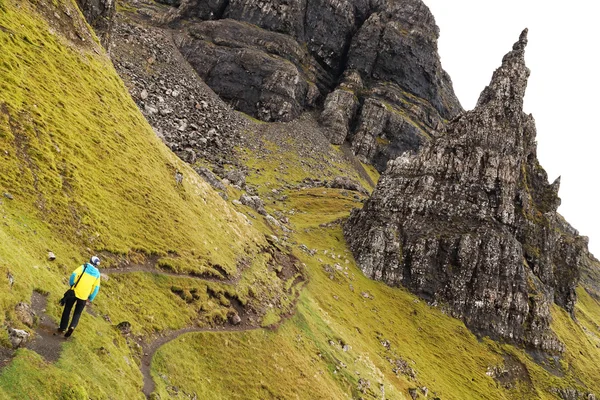 Touristen steigen in die Berge — Stockfoto