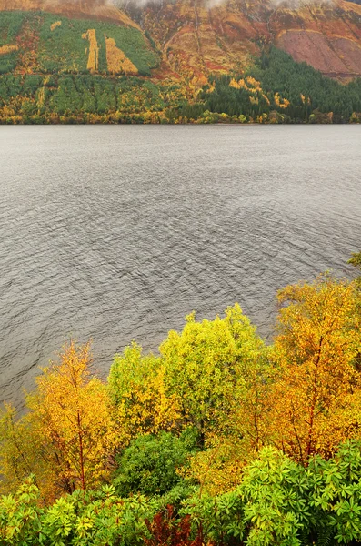 湖の近くの秋の山 — ストック写真