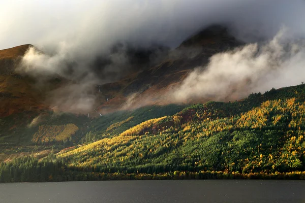Brume sur les montagnes d'automne — Photo