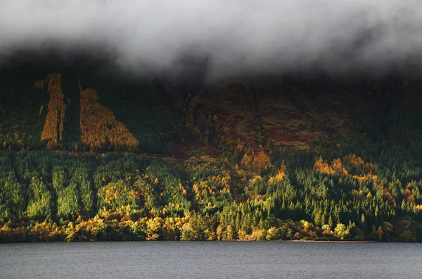 Mist over de herfst bergen — Stockfoto