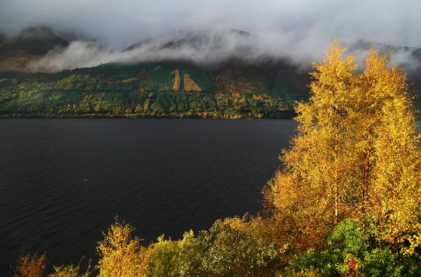 Туман над осенними горами — стоковое фото