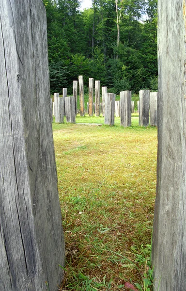 Ruinas Sarmizegetusa Regia, pilares de madera del santuario, Rumania — Foto de Stock