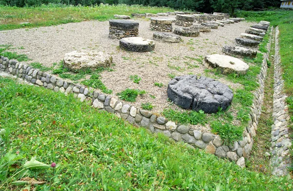Sarmizegetusa Regia ruiny, velké vápencové, Rumunsko — Stock fotografie