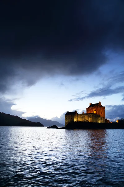 Eilean donan castle w zmierzchu — Zdjęcie stockowe