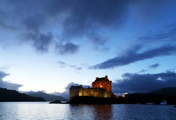 Eilean donan kasteel in de schemering — Stockfoto