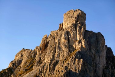 Ra Gusela 'nın Giau Geçidi' ndeki manzarası veya Passo di Giau - 2236 metre. İtalya, Avrupa 'nın Belluno eyaletindeki dağ geçidi