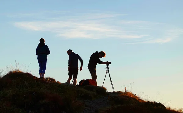 Группа Фотографов Фотографирует Закате Доломитовых Альпах Пассо Джау Италия Европа — стоковое фото