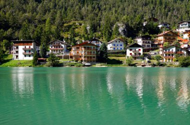 İnanılmaz dağlık alan, Dolomitler dağları. Güzel lago di Alleghe Gölü, Kuzey İtalya (Belluno ili), Avrupa
