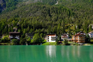İnanılmaz dağlık alan, Dolomitler dağları. Güzel lago di Alleghe Gölü, Kuzey İtalya (Belluno ili), Avrupa
