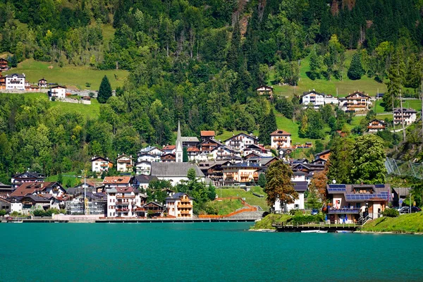 Mahtavat Alppimaisemat Dolomiittien Vuoret Kaunis Järvi Lago Alleghe Pohjois Italia — kuvapankkivalokuva