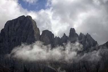 San Martino di Castrozza yakınlarındaki Pale di San Martino manzarası, İtalyan Dolomitleri, Avrupa