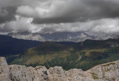 San Martino di Castrozza yakınlarındaki Pale di San Martino manzarası, İtalyan Dolomitleri, Avrupa