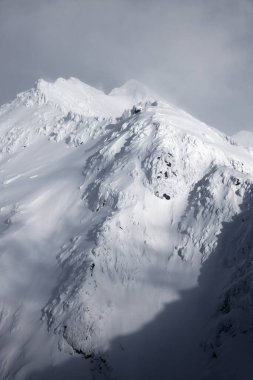 Transilvanya Alplerinde resim gibi kış manzarası - Fagaras Dağları, Romanya, Avrupa