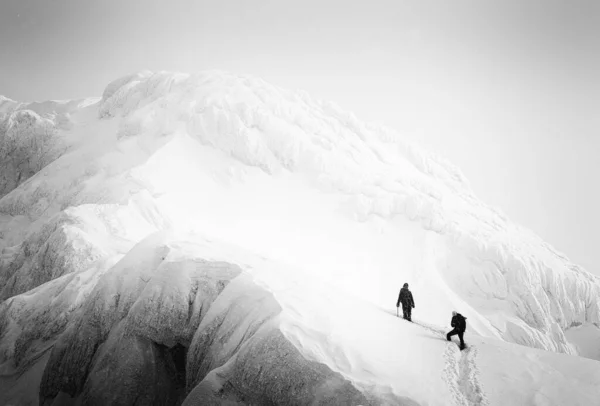 在罗马尼亚 欧洲特兰西瓦尼亚阿尔卑斯山严酷的冬季条件下远足的高山探险家小组 — 图库照片