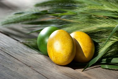 Tahta bir masada paskalya yumurtası
