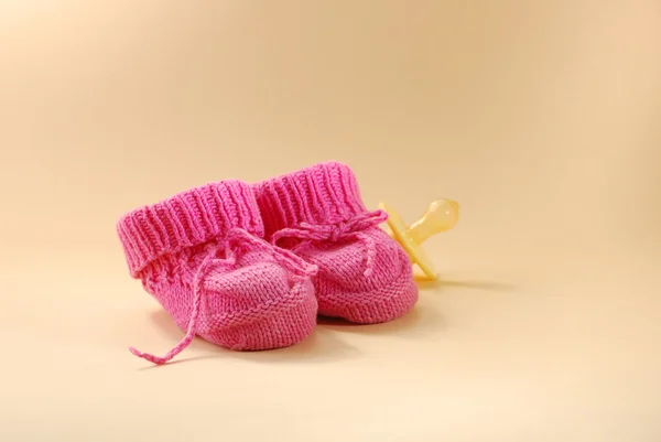 Chaussons bébé et sucette — Photo