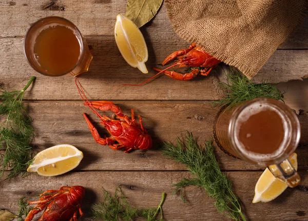 Crayfish ferveu em um prato com temperos de endro e limão. — Fotografia de Stock