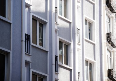 Binanın ön cephesindeki geometrik desen. İstanbul Otelleri 'nin duvarlarının modern mimarisi.