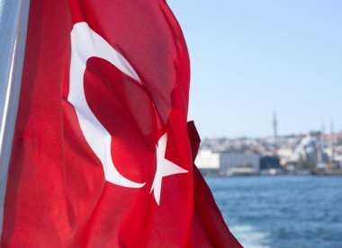 Türkiye 'nin ulusal bayrağı Boğaz suları ve İstanbul şehir binalarına karşı