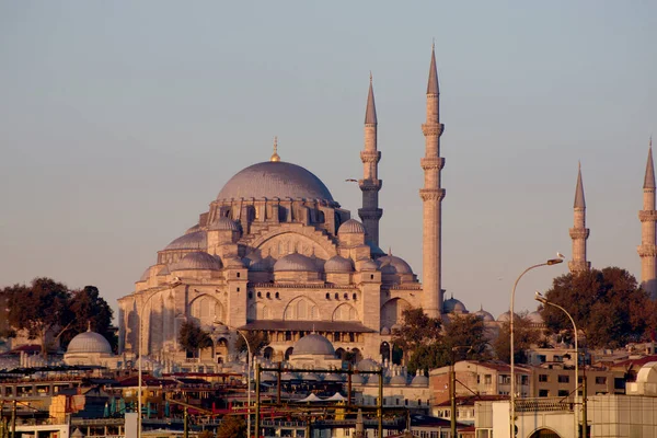 Blick auf neue Moschee, Yeni Cami in Istanbul, Türkei. — Stockfoto