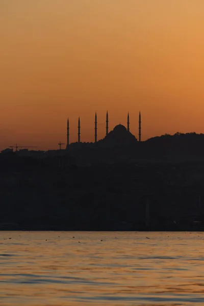 Epic Sunrise behind Mosque silhouette over Bosphorus, Isztambul, Törökország. — Stock Fotó