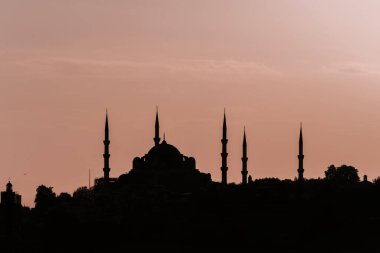 İstanbul, İstanbul ve Türkiye 'deki Boğaz üzerindeki Cami siluetinin arkasındaki destansı Gün Doğumu.